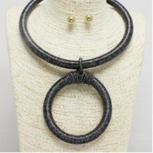 CIRCLE PENDANT CHOKER